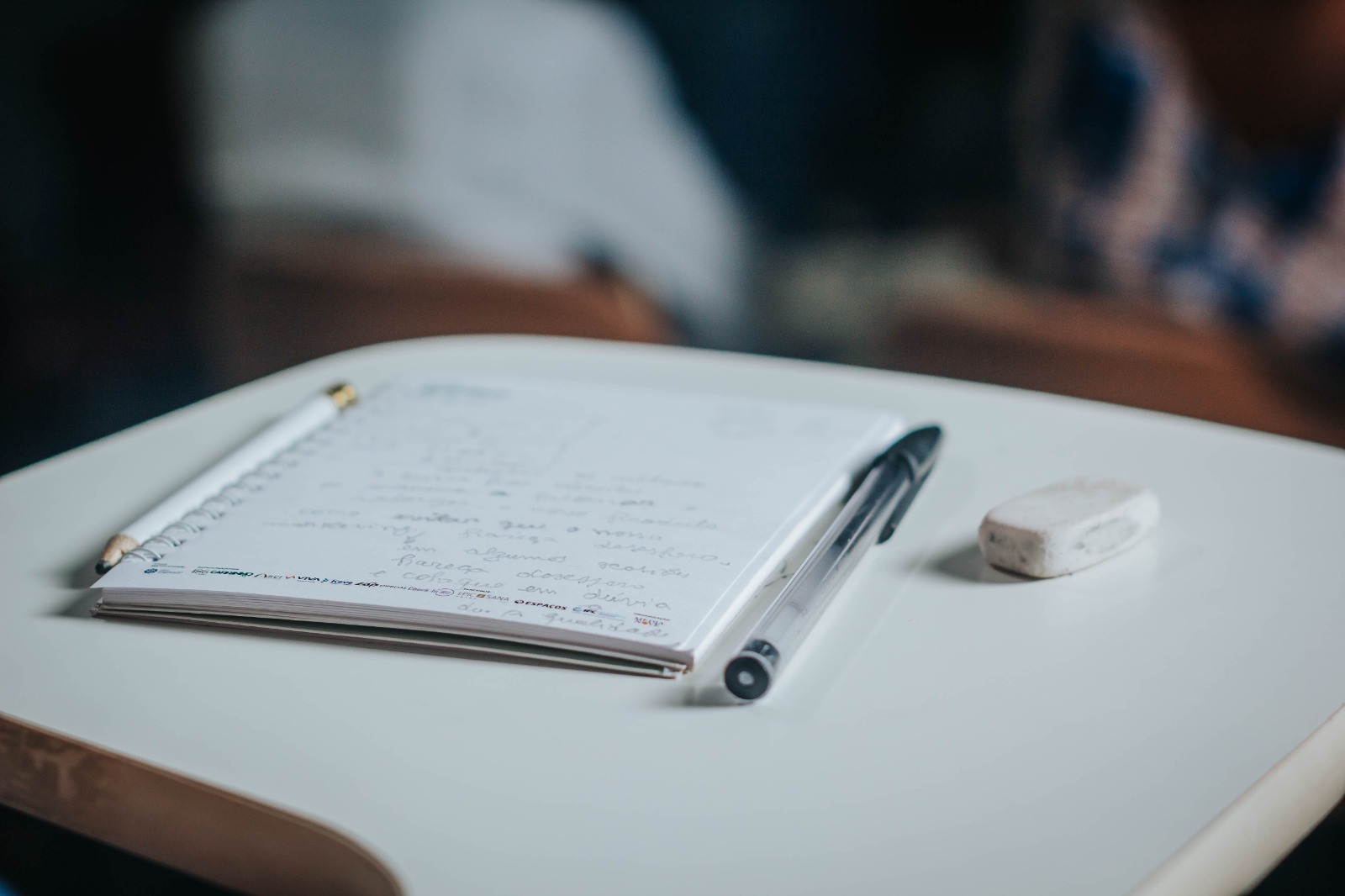 Mão a segurar telemóvel com aplicação